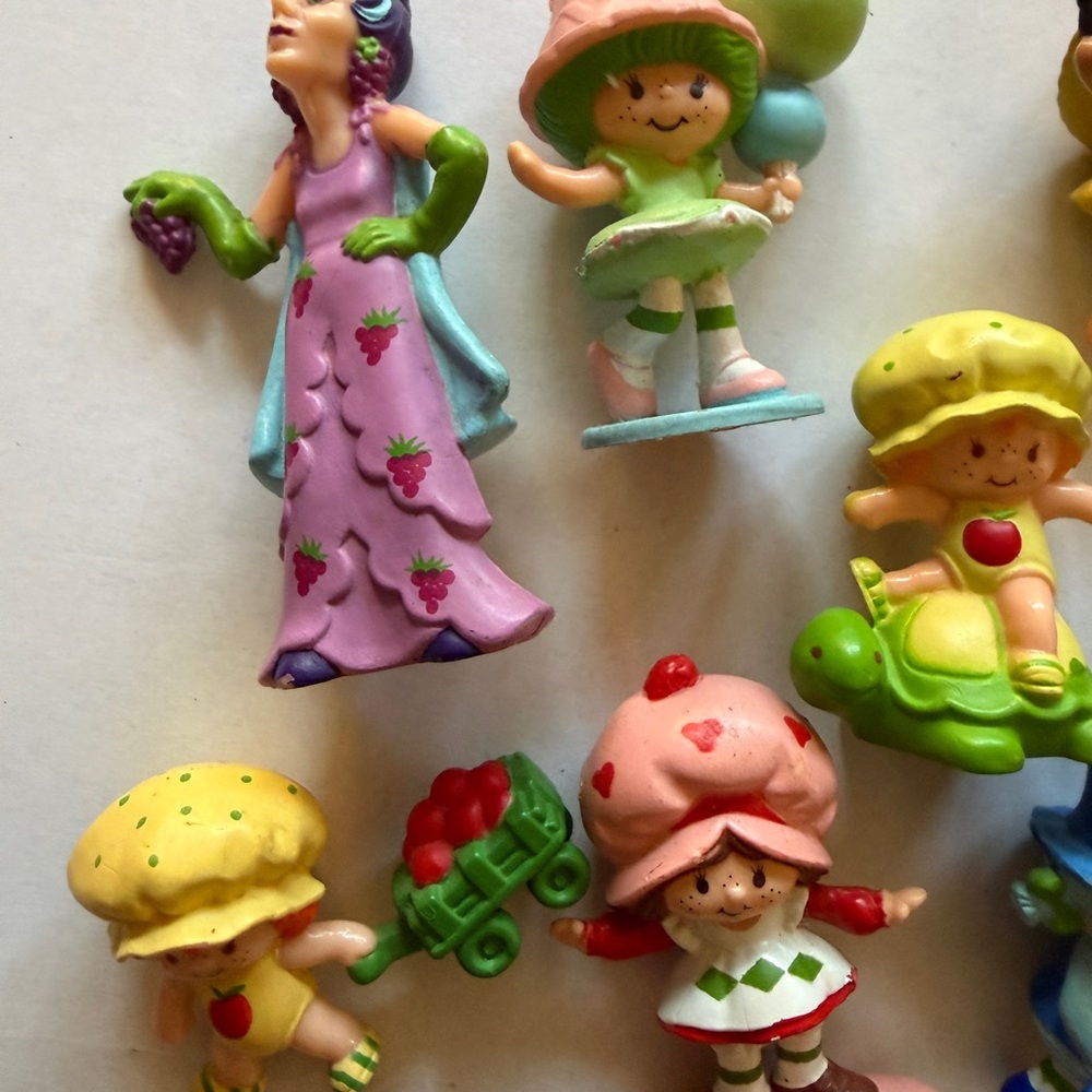 1982 Vintage Strawberry Shortcake Toy Collectibles- Lot of 13 - Picture 2 of 4